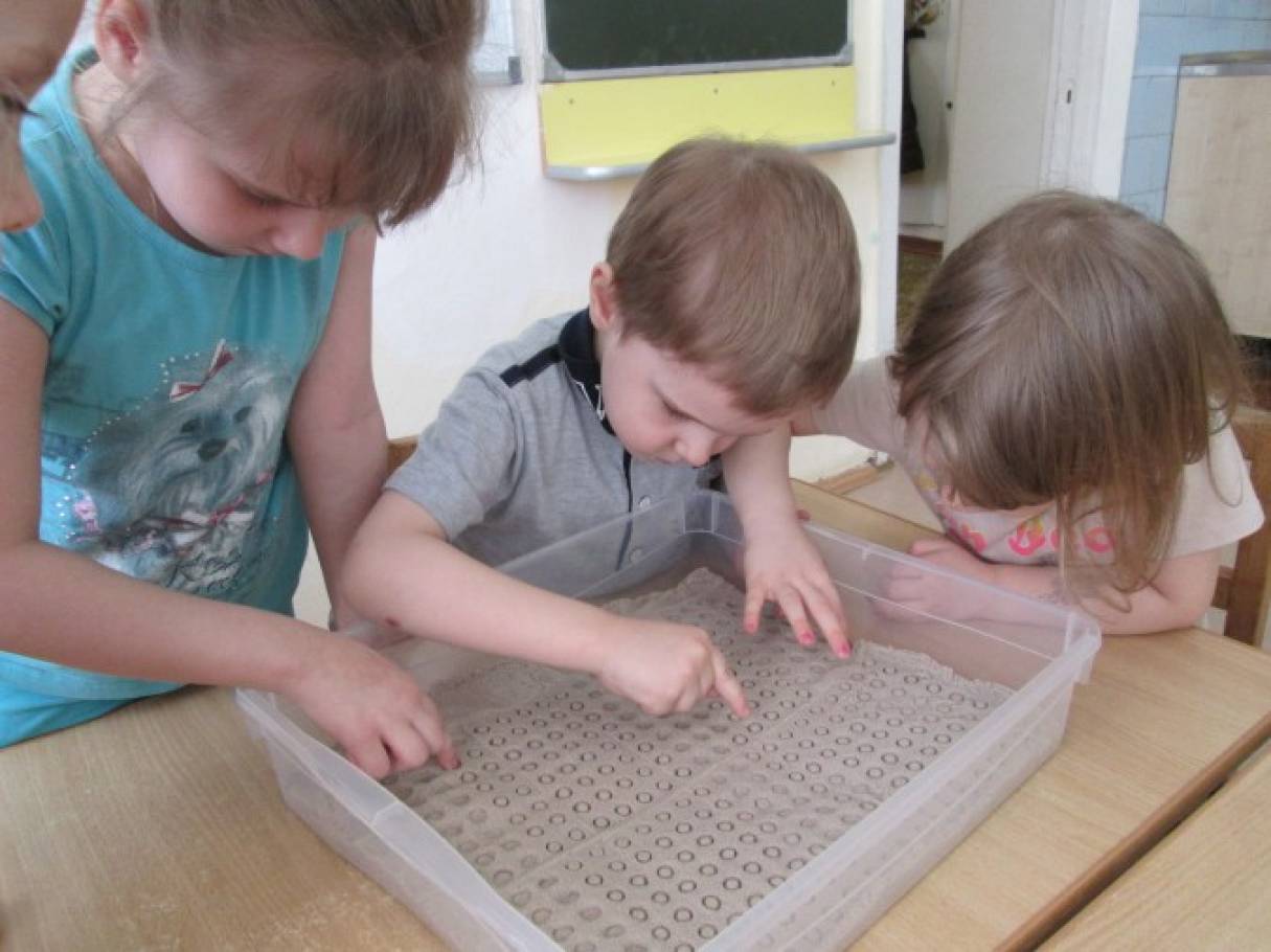 Игры с кинетическим песком для развития ребенка