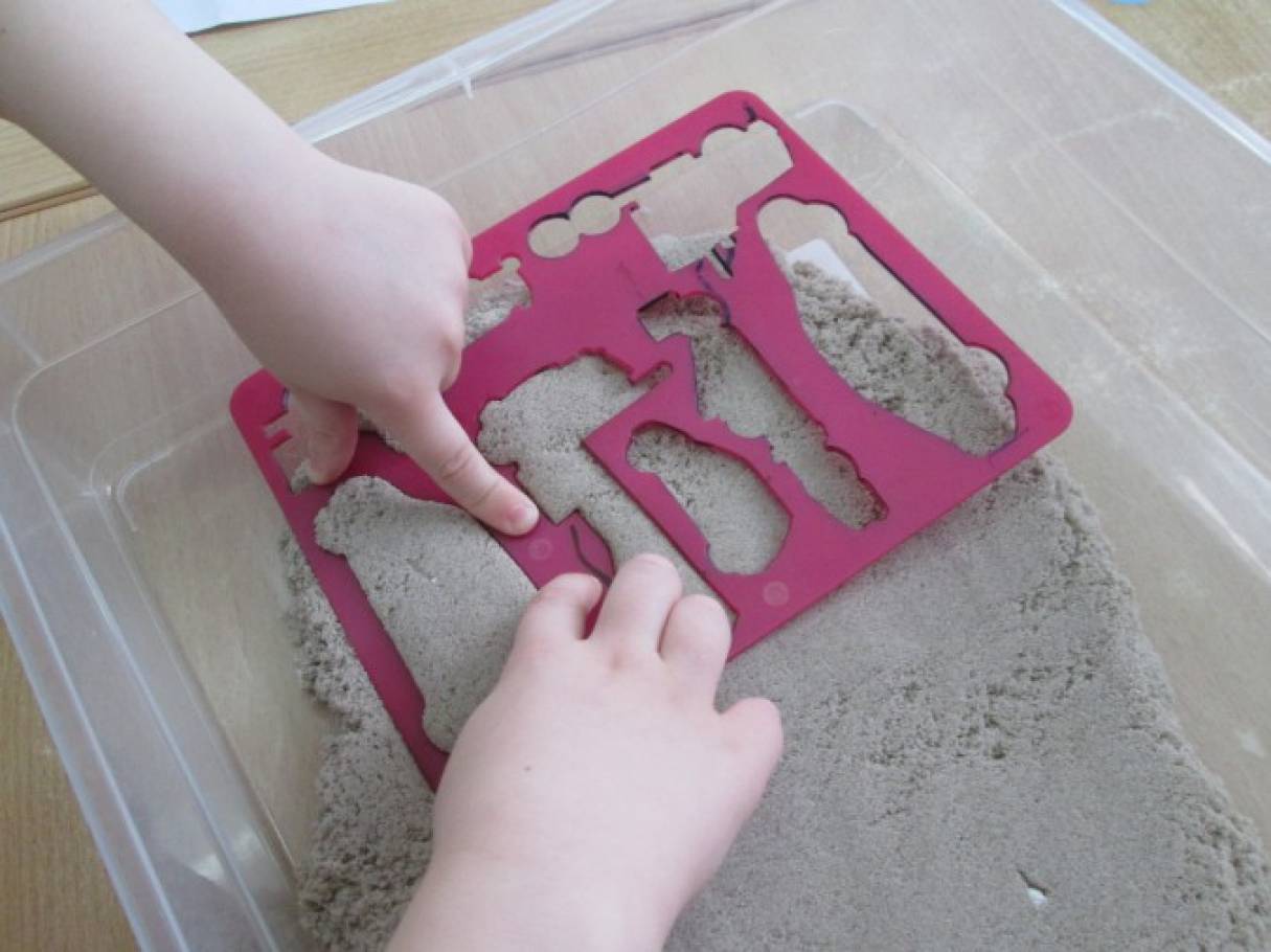 Польза игры с кинетическим песком для развития