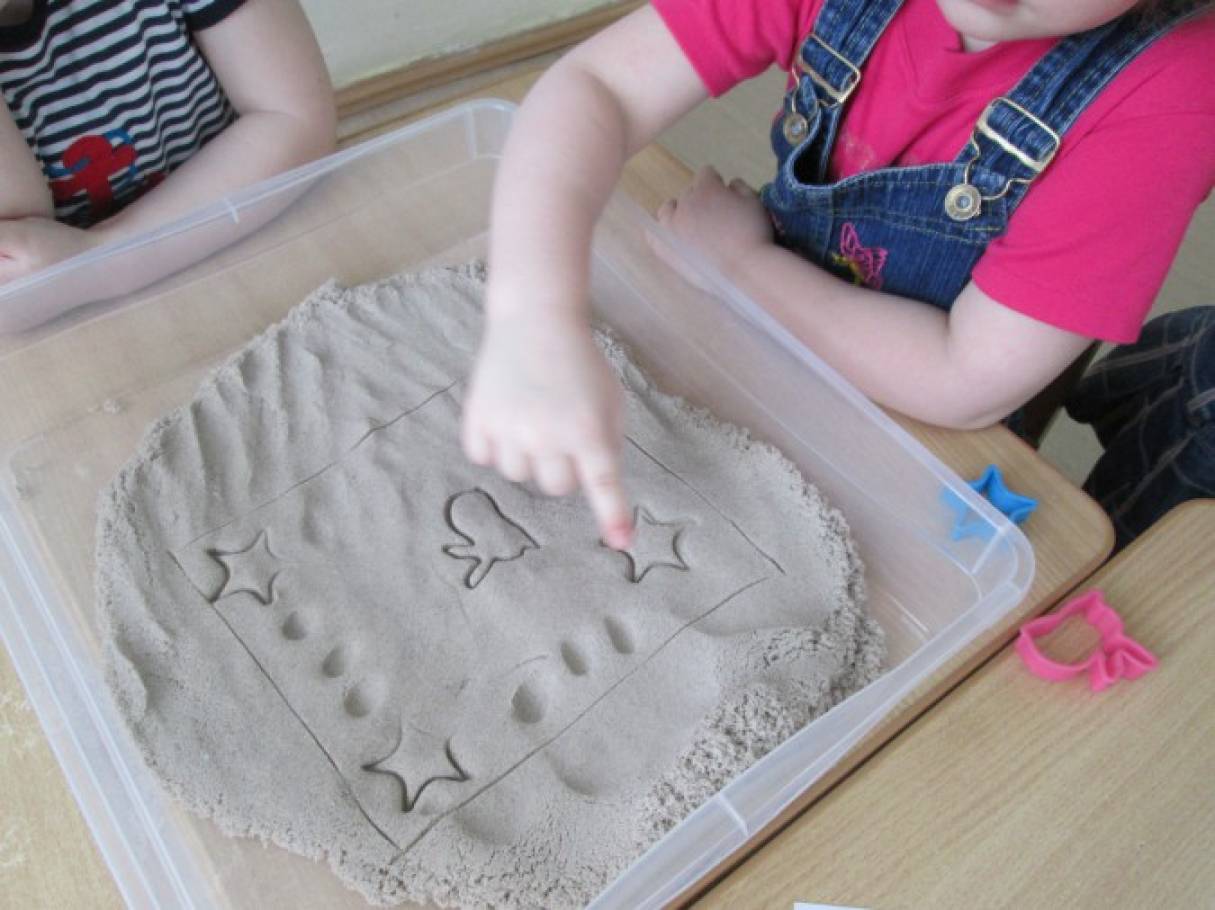 Игры с кинетическим песком для развития ребенка