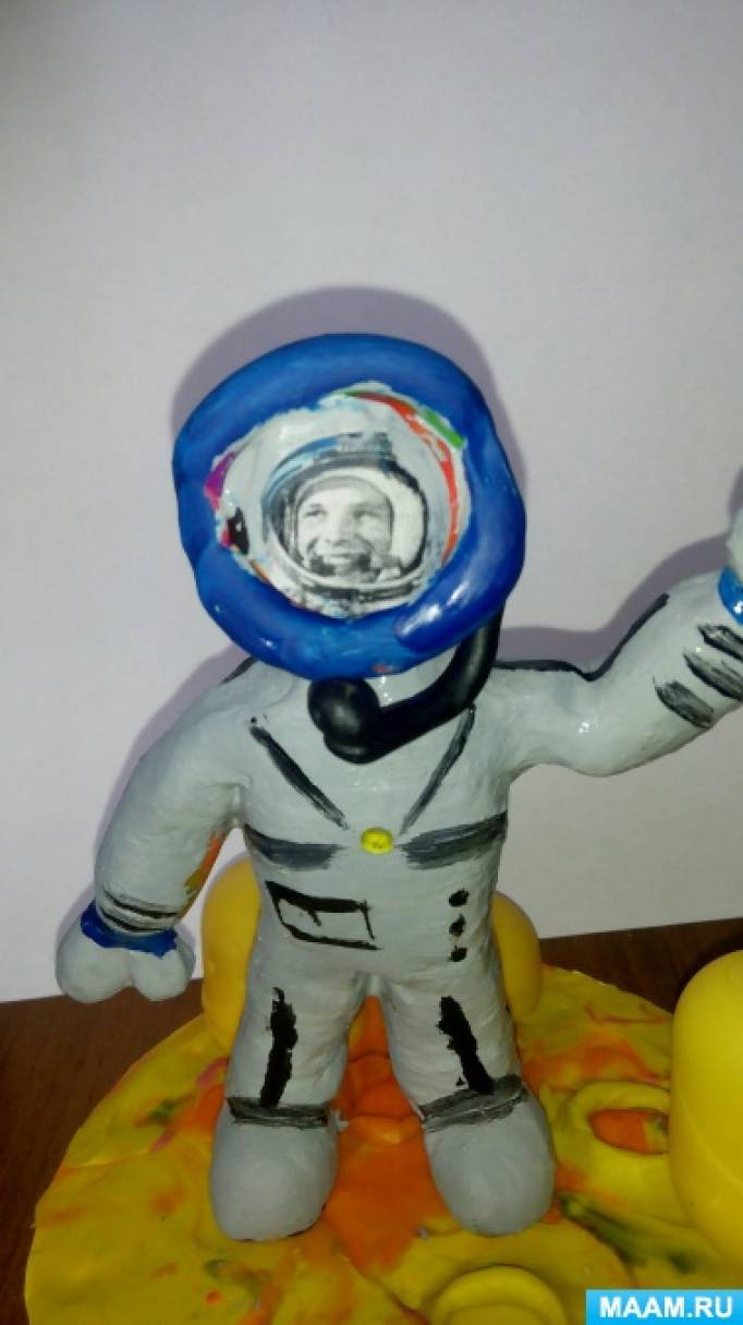 Лепим космонавта из пластилина. Космонавт из пластилина Гагарина. Космонавт из пластилина Гагарин. Лепка в детском саду космонавт. Космонафтиз пластилина.