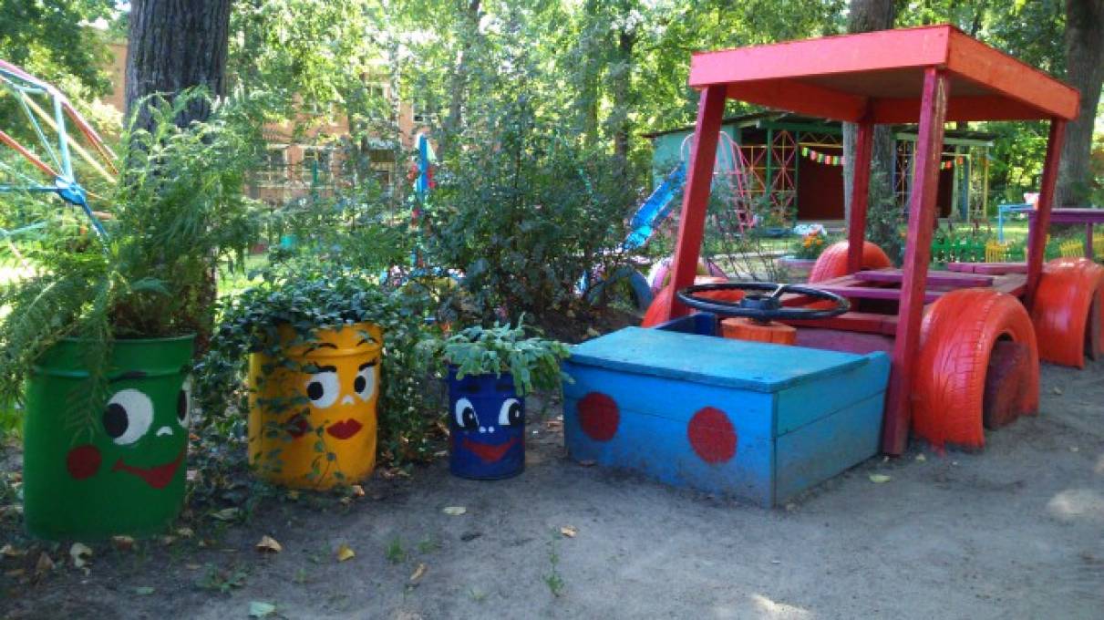 Фото №4 Участок получился красочный яркий со сказочными персонажами