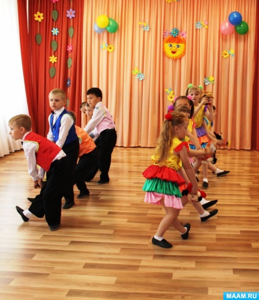 Танец прощайте игрушки в детском саду видео. Воспитатель танцует с детьми. Танец детей с воспитателями. Танец воспитателей в детском саду. Постановка детского танца в детском саду.