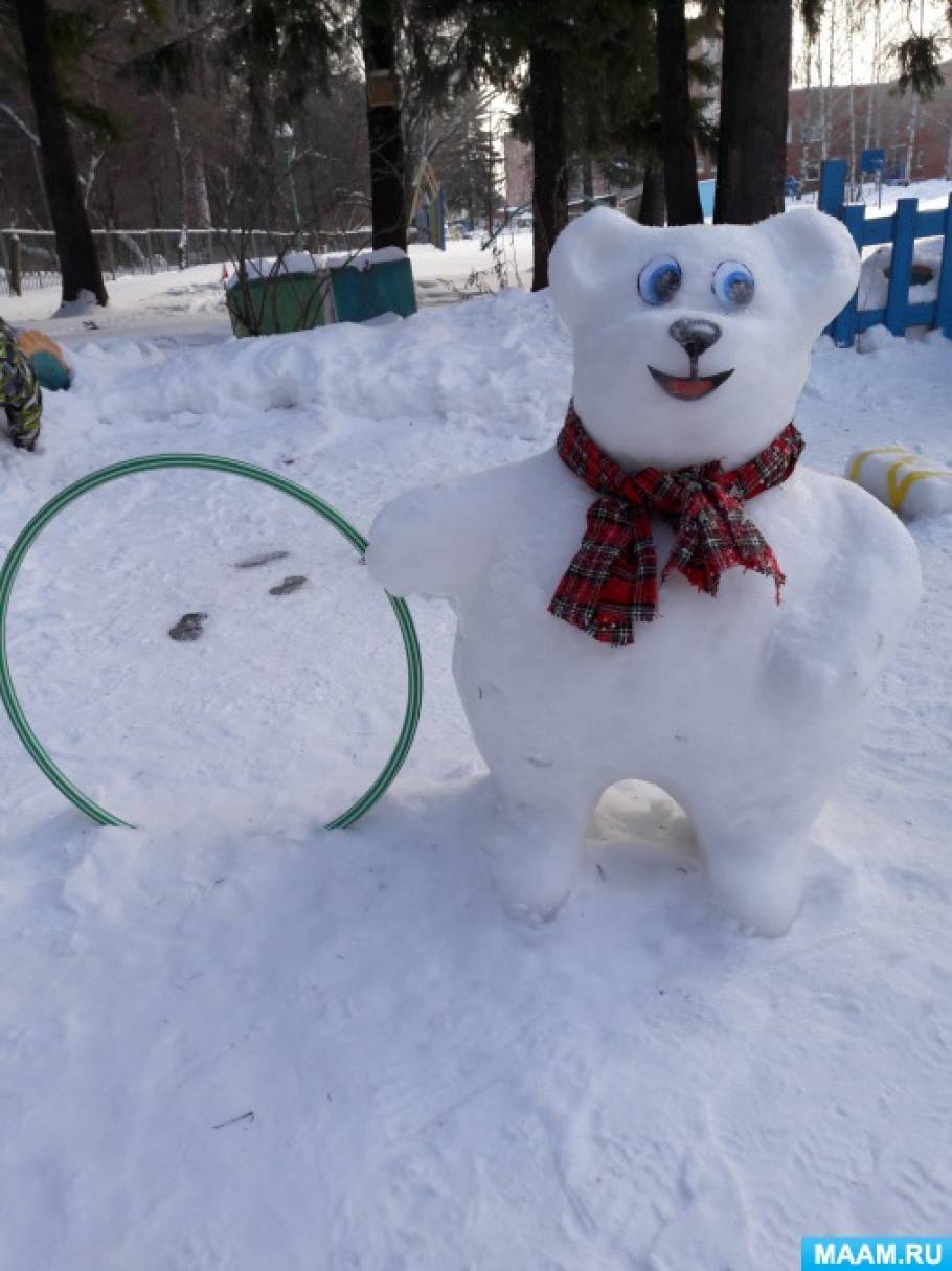 зимние постройки на участке. постройки из снега. фигуры из снега. медведь из снега в детском. снежные фигуры.
