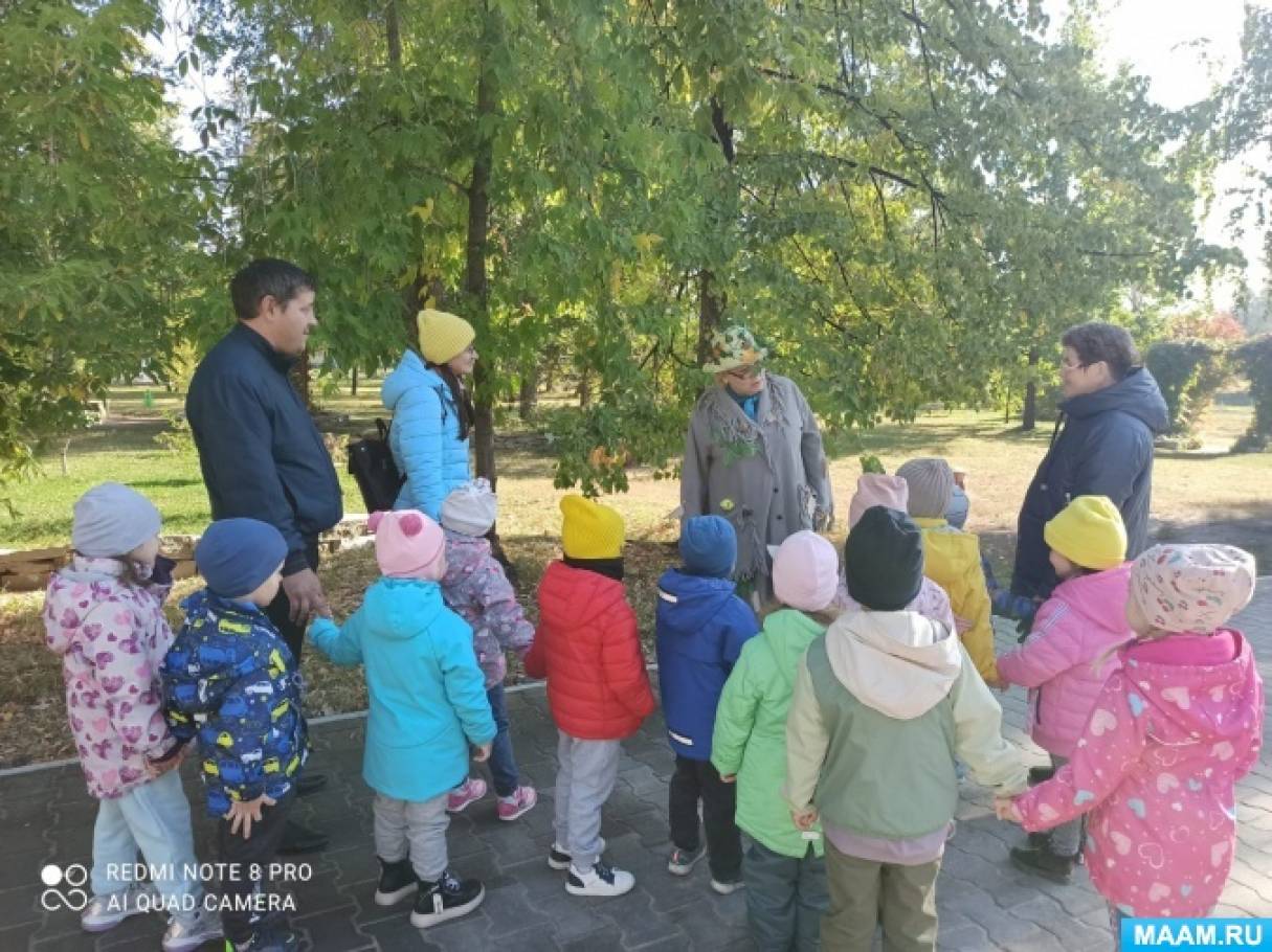 Дети на прогулке в монастыре