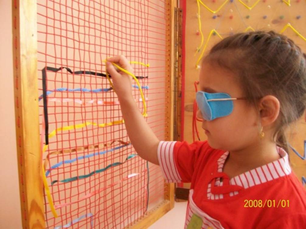 Дети с нарушением зрения пособие. Тренажеры для детей с нарушением зрения. Зрительные тренажеры для детей с нарушением зрения. Тренажёры для слабовидящих детей. Моторика у детей с нарушением зрения.