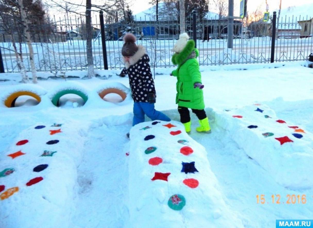 Лабиринт из снега в детском. Постройки из снега в детском саду. Снежный городок в детском саду лабиринт. Лабиринт из снега в детском. Снежные постройки в детском саду на участке лабиринт.
