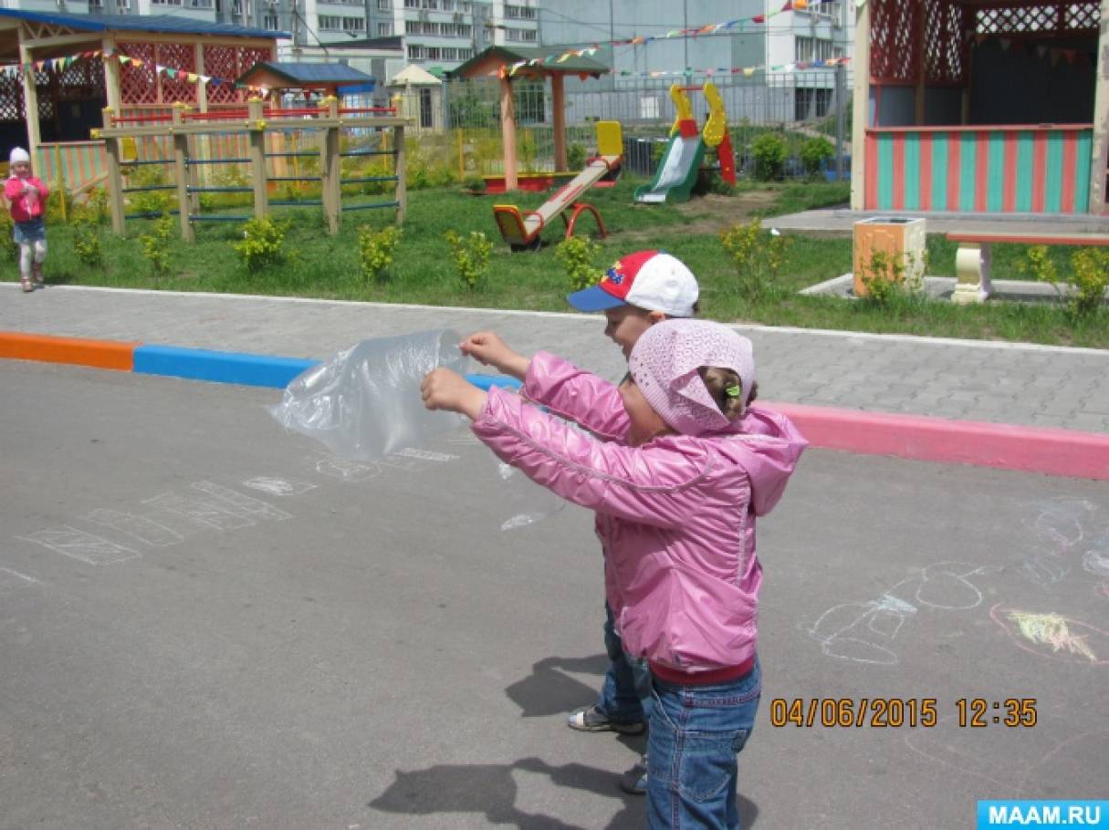 девушка с руками в воздухе. ловлю воздух. опыт поймай воздух. вес воздуха опыт. человек с сачком.