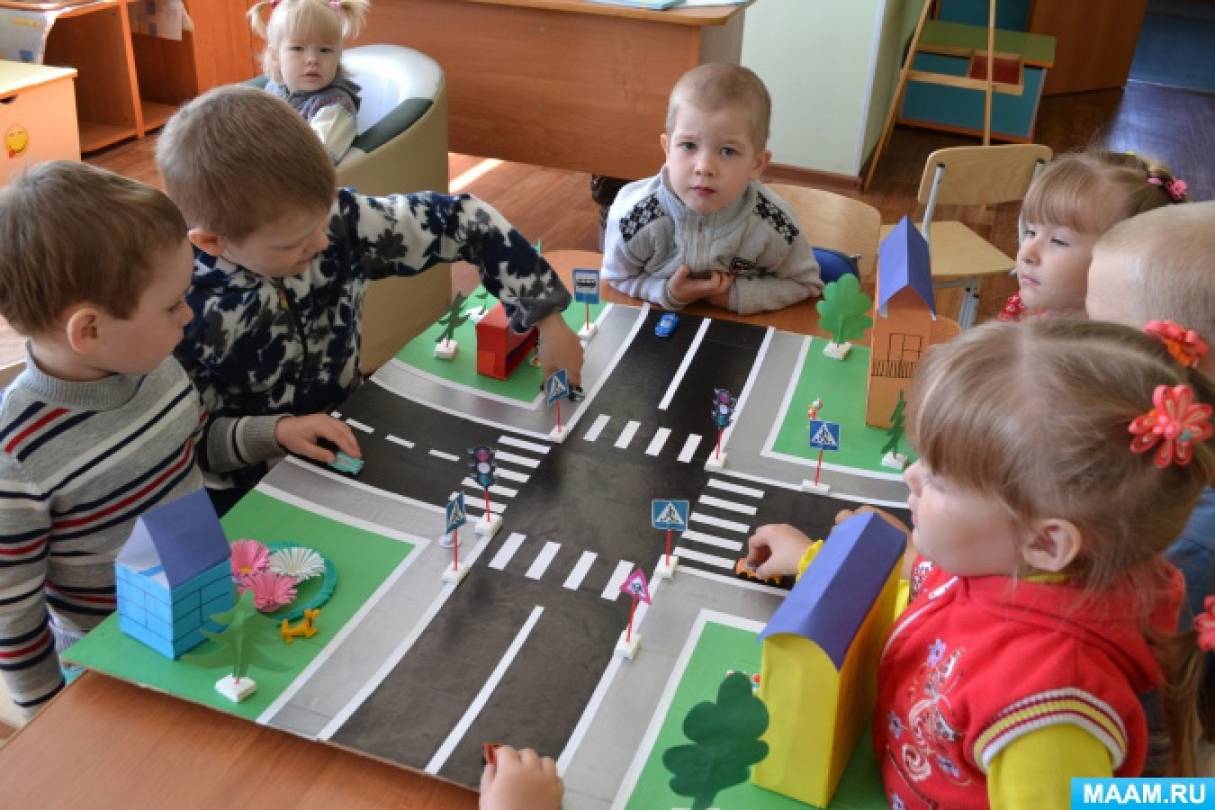 Безопасность в первой младшей группе. Занятия ПДД В детском саду. ПДД С детьми средней группы в детском саду. Занятия по дорожному движению в детском саду. ПДД В ДОУ средняя группа.