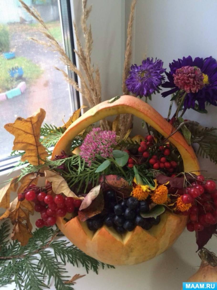 Корзинка с дарами осени. Осенняя композиция из овощей и фруктов. Корзинка дары осени. Корзина с фруктами. Корзинка дары осени.