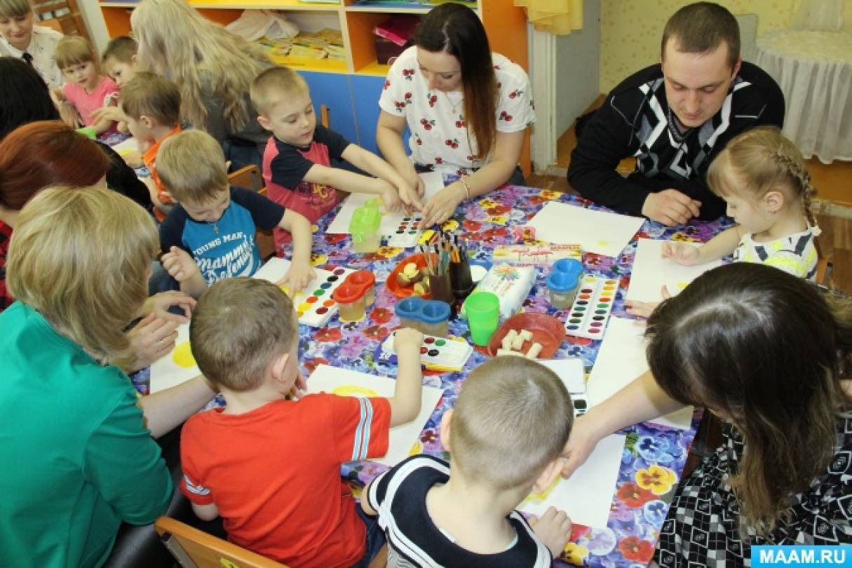 Мл гр родительские собрания. Родители и дети в детском саду. Собрание в детском саду. Нетрадиционные формы собрания в детском саду. Дети с родителями на мероприятии.