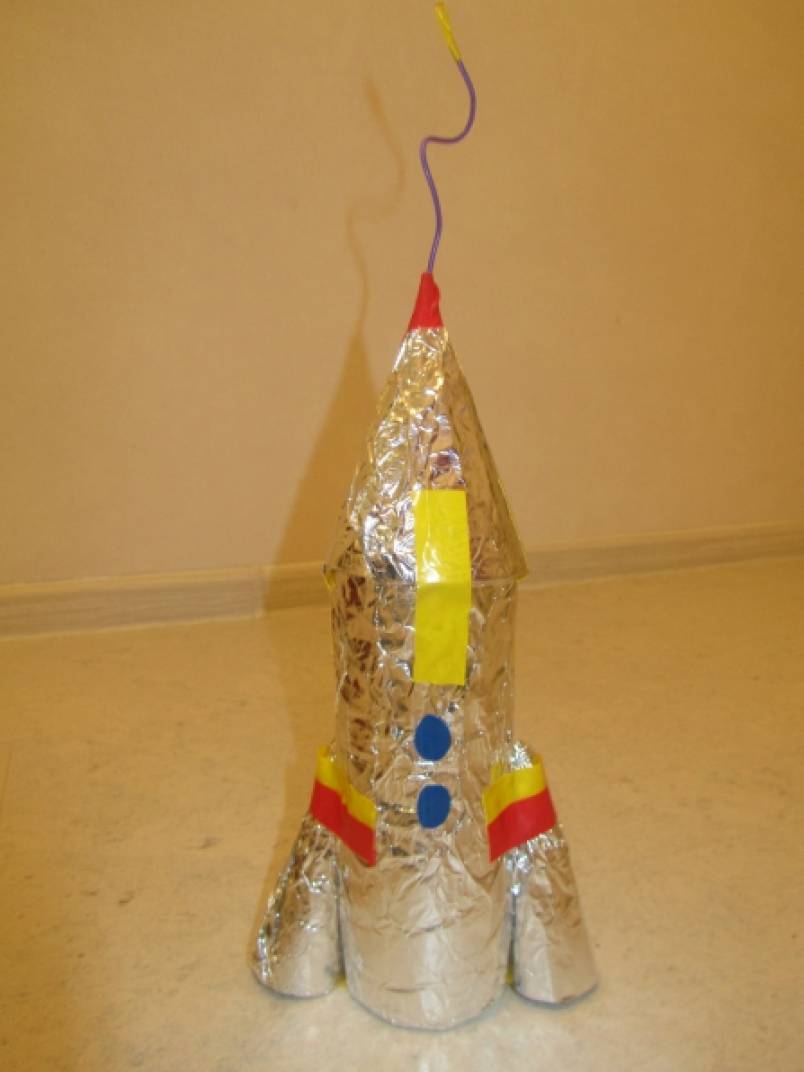 Ракета из бутылки ко дню космонавтики. Ракета поделка. Ракета из бутылки. Ракета из бросового материала. Поделка ракета ко Дню космонавтики.