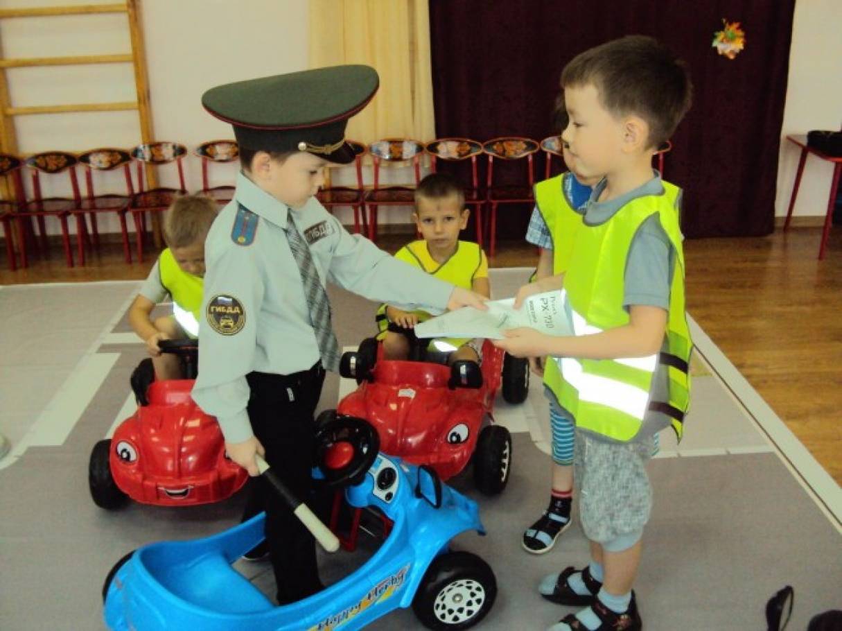 Конспект занятия по ПДД «Сигналы регулировщика» Фото Конспект занятия по ПДД «Сигналы регулировщика»
