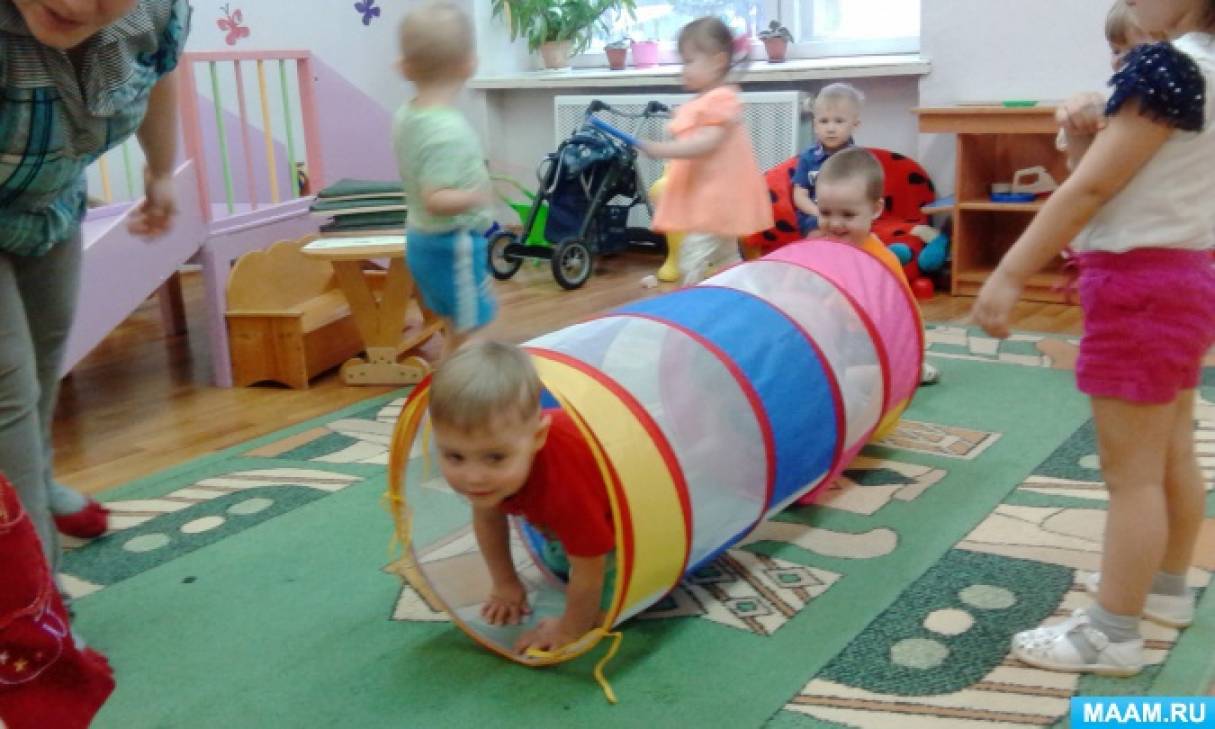 Физическое развитие 1 младшая группа. Ползание в детском саду. Тоннель для физкультурных занятий. Физкультурное занятие в младшей группе. Тоннель для физкультуры в детском саду.