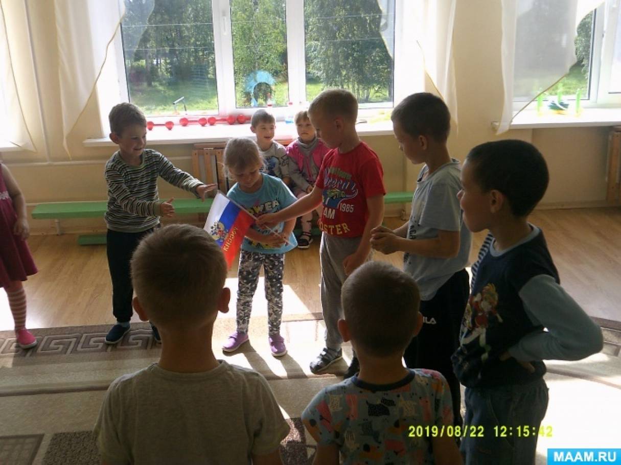 Смотреть фотографию №4 Фото №4 По окончании музыки тот ребенок в руках которого оказался флажок выходит из игры