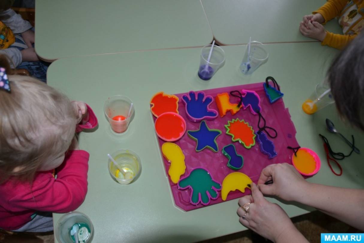 Экспериментирование в 1 младшей группе. Цветные льдинки в младшей группе. Цветные льдинки для детского сада. Опыты со снегом в группе раннего возраста. Опыты с льдинками младшая группа.