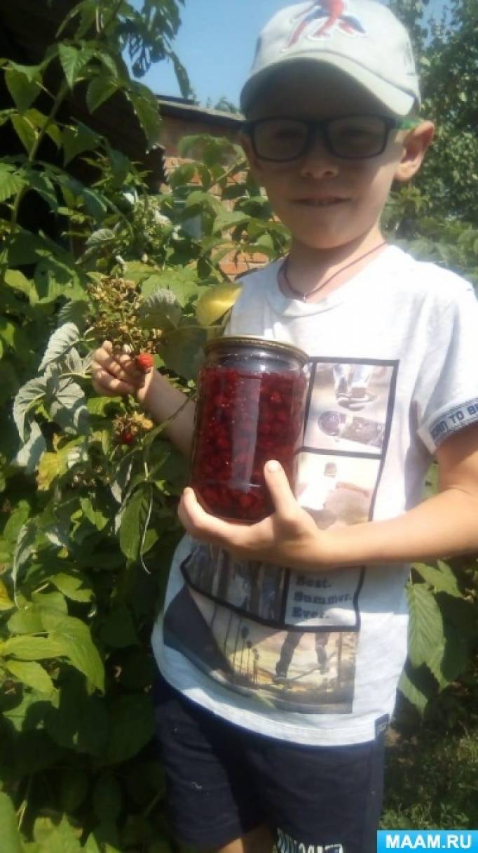 Малину в саду сценарий. detsad 470297 1566611097. Малину в саду сценарий фото. Малину в саду сценарий-detsad 470297 1566611097. картинка Малину в саду сценарий. картинка detsad 470297 1566611097. Отрывок «Божья коровка» из сборника сказок «Детство в малине» Разыгрался звонкий дождик и пошел друзей искать. "Кто тут спрятался под листик? Я не дам тебе скучать! Выходи, кто самый смелый! Поиграю я с тобой. Я ведь не надолго вышел. Скоро позовут домой." Вышла божья коровка. "Вот и я. Давай дружить!" Дождик радостно хохочет: "Я могу тебя.