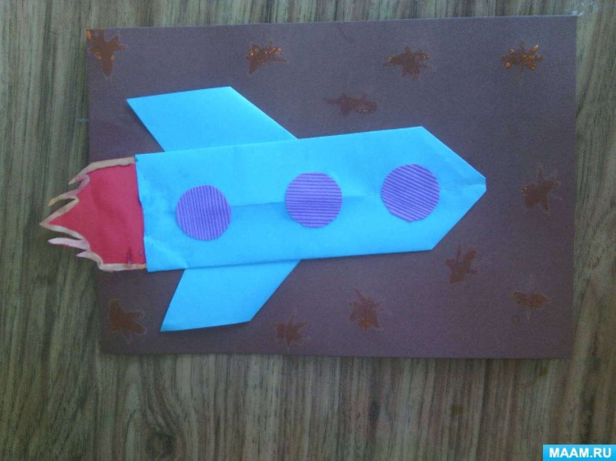 Оригами ко дню космонавтики в детском саду. Ракета из бумаги старшая группа. Ракета старшая группа. Ракета средняя группа. Конструирование ракета в старшей группе.