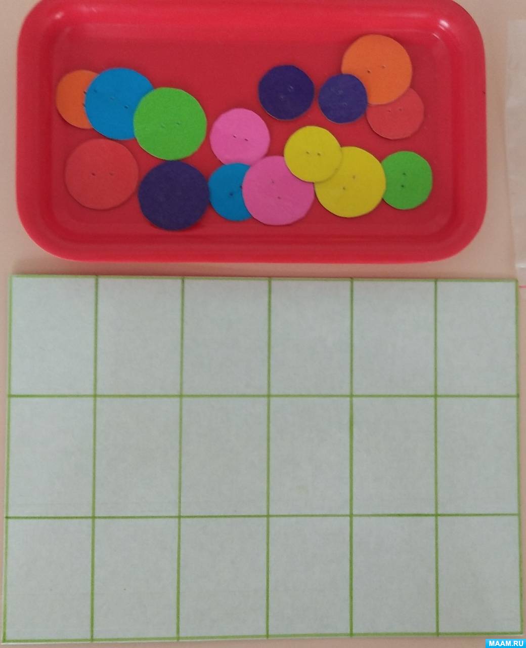 Дидактическая игра «Разноцветные пуговки»