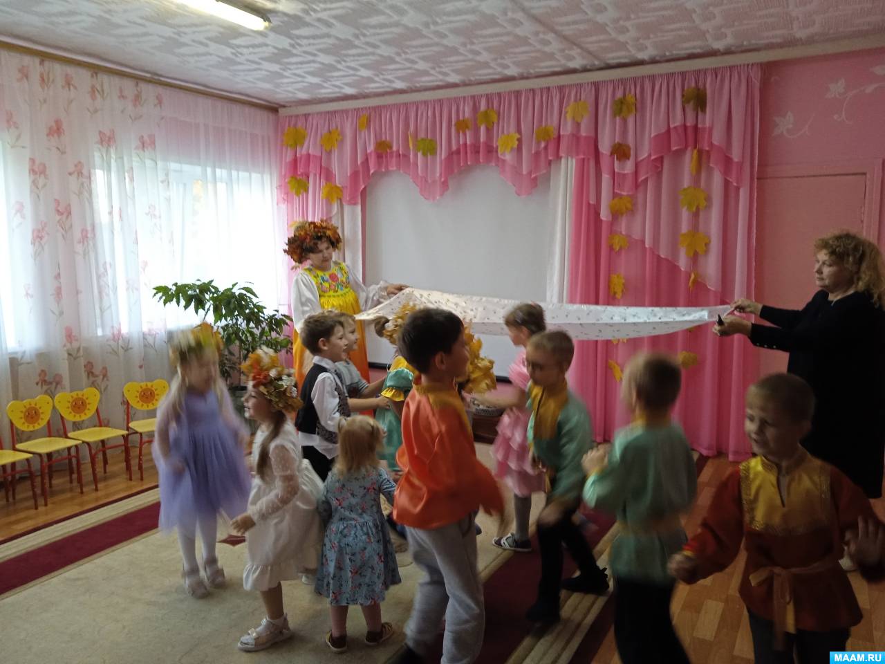 Смотреть фотографию №4 Фото №4 Дети одеты в русские народные костюмы