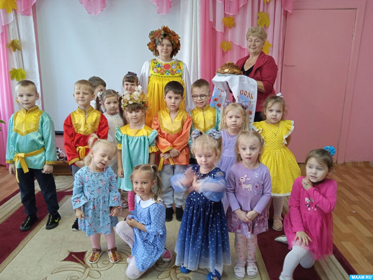 Смотреть фотографию №9 Фото №9 Ведущая Добро пожаловать на нашу ярмарку Покровские ярмарки начинались после православного праздника который назывался Покров Божьей Матери поэтому осенние