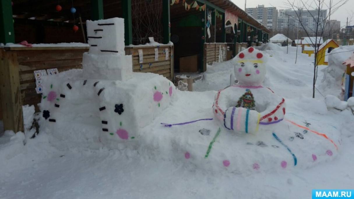 снежные фигуры для детского сада на площадке. зимние постройки на участке детского сада. постройки на участке детского сада зимой.