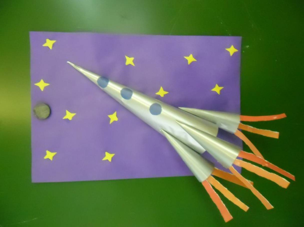 Оригами ко дню космонавтики в детском саду. Поделка ко Дню космонавтики в детский сад. Ракета поделка.