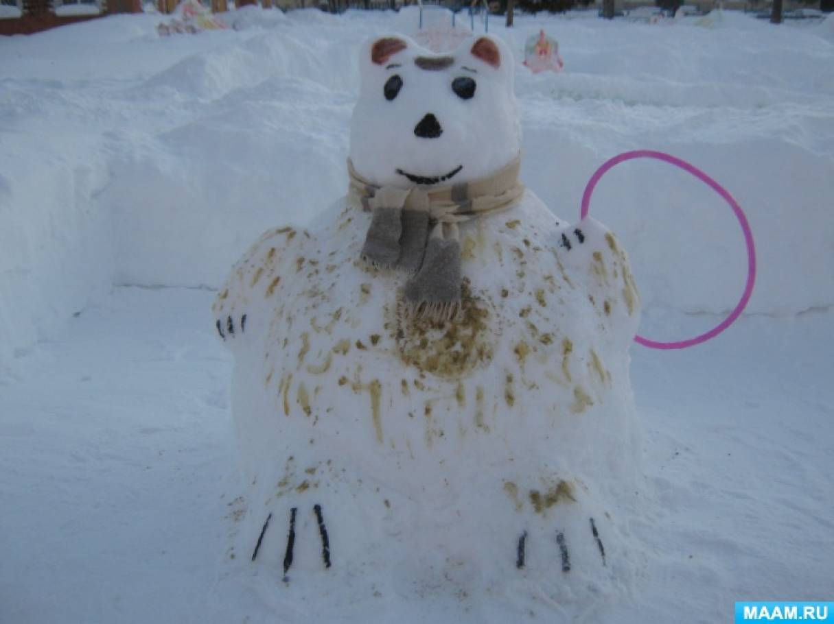 фигуры из снега в детском саду. снежные фигуры из снега. медведь из снега в детском. постройки из снега медведь. фигурки из снега.