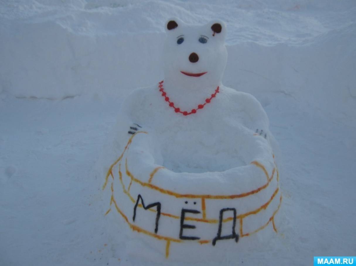 постройки из снега в детском саду на участке. фигуры из снега медведь. постройки из снега в детском саду. фигуры из снега медведь. медведь из снега в детском.