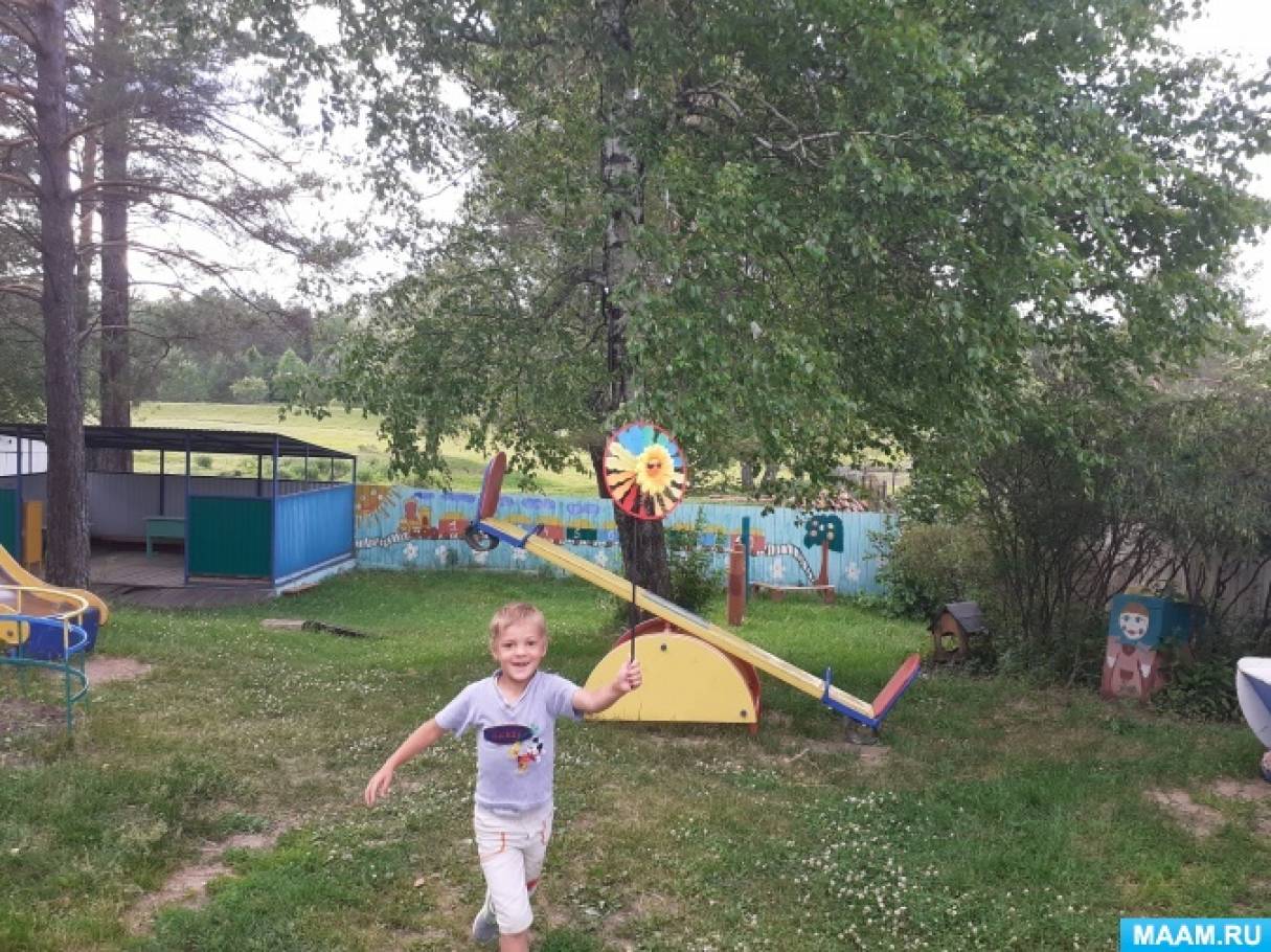 Во дворе качает ветер. Во дворе качает ветер