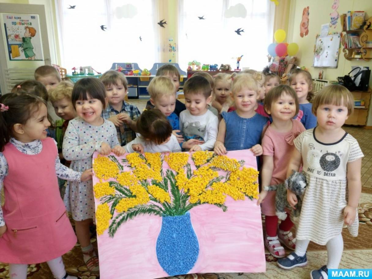 Маам ру март. Аппликация Мимоза в младшей группе в детском саду. Мимоза поделка в детском саду младшая группа. Аппликация Мимоза в младшей группе. Коллективная работа в детском саду Мимоза.