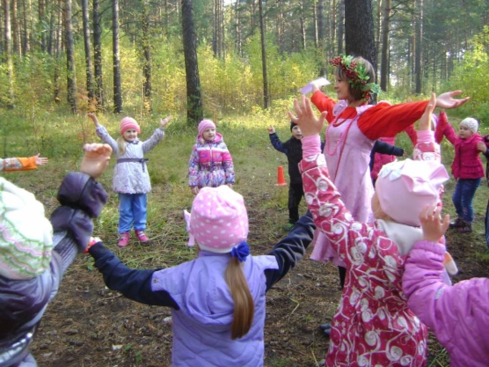 Сценарий дня рождения группы. Фото дошкольники рассматривают рябину. Рябиновая осень развлекательная программа сценарий. Детская игра я рябиной.