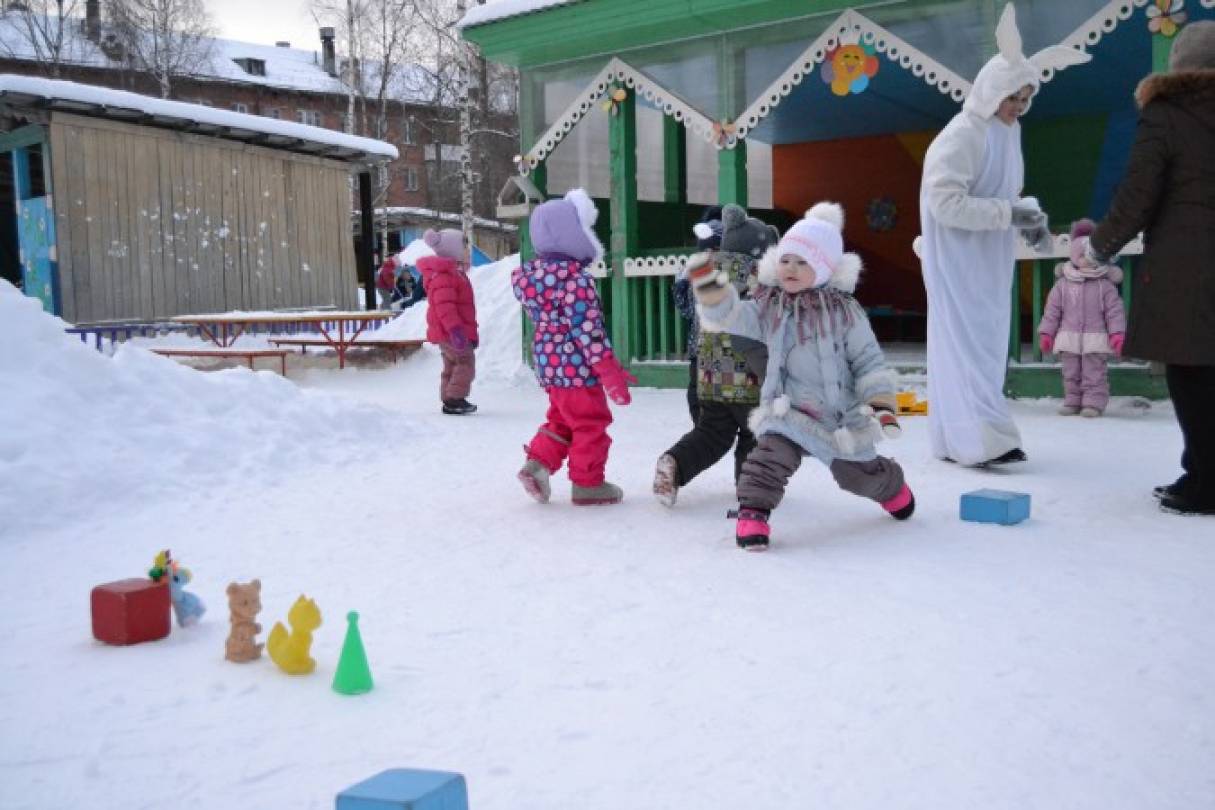 Развлечение на прогулке зимой в младшей группе. Зимние развлечения для детей в детском саду в младшей группе. Фотоотчет зимнее развлечение на прогулке в младшей группе. Развлечение во дворе детю 3 ГОДАСВОИМИ руками зимой. Игры забавы в младшей группе