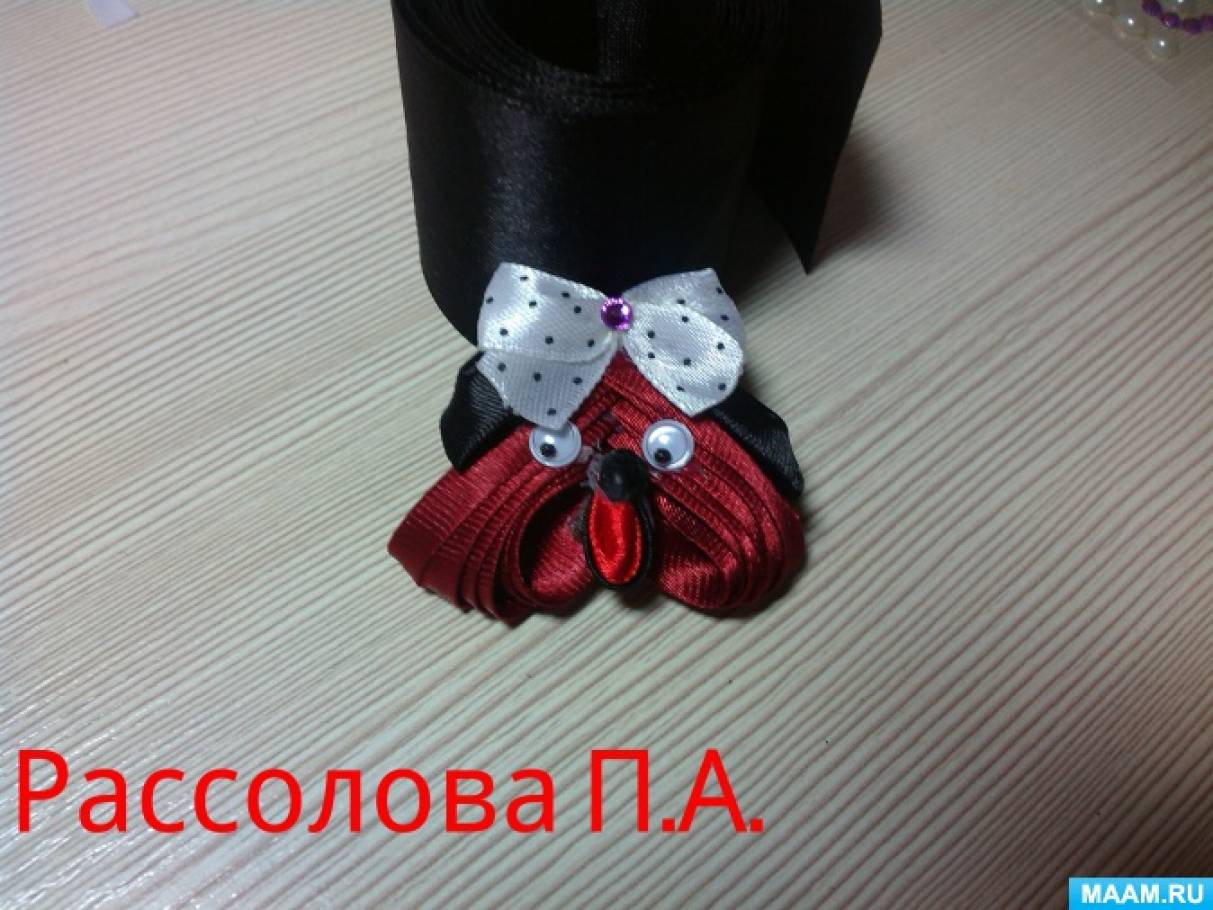 Маленькая собачка-брошь в технике канзаши Фото Маленькая собачка-брошь в технике канзаши
