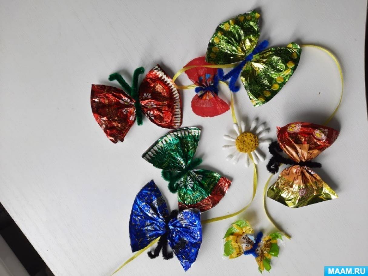Изготовление поделки из фантиков и синельной проволоки «Красочные бабочки»