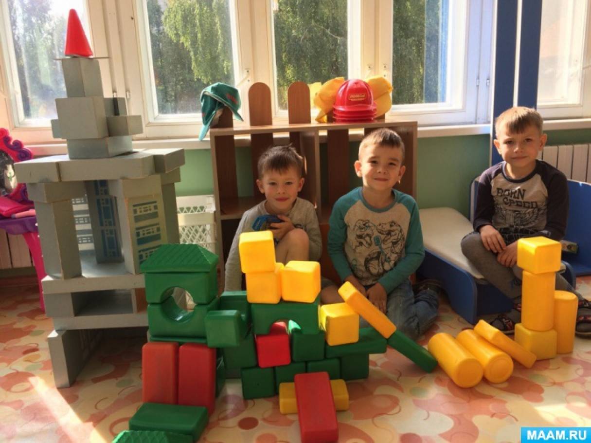 со строительным материалом. игры со строительным материалом. темы игр со строительным материалом. конструктор маленький строитель. дети конструируют клипарт.