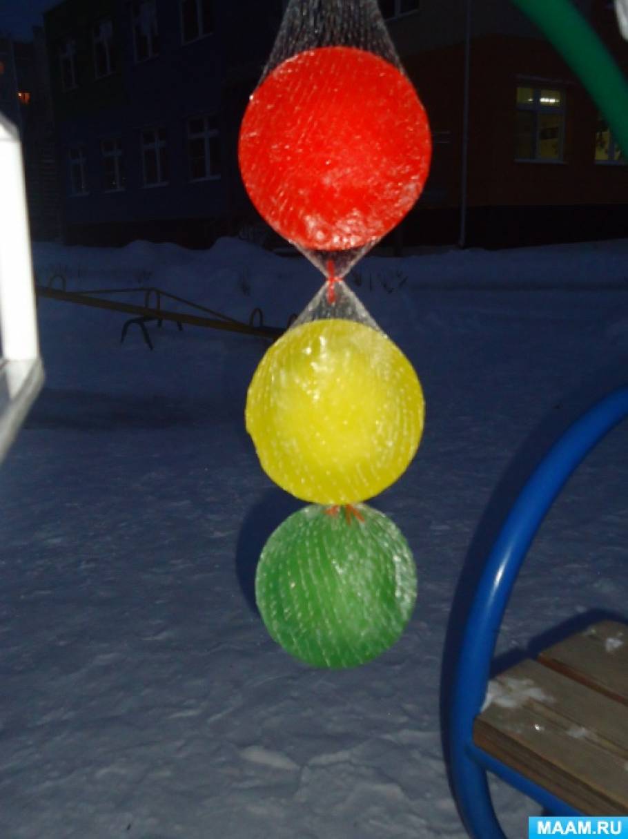 Шарики изо льда. Фигуры из ледяных шаров. Ледяные фигурки для детского сада. Цветные ледяные шары из воздушных шариков. Ледяные шары из воздушных шариков для детского сада.