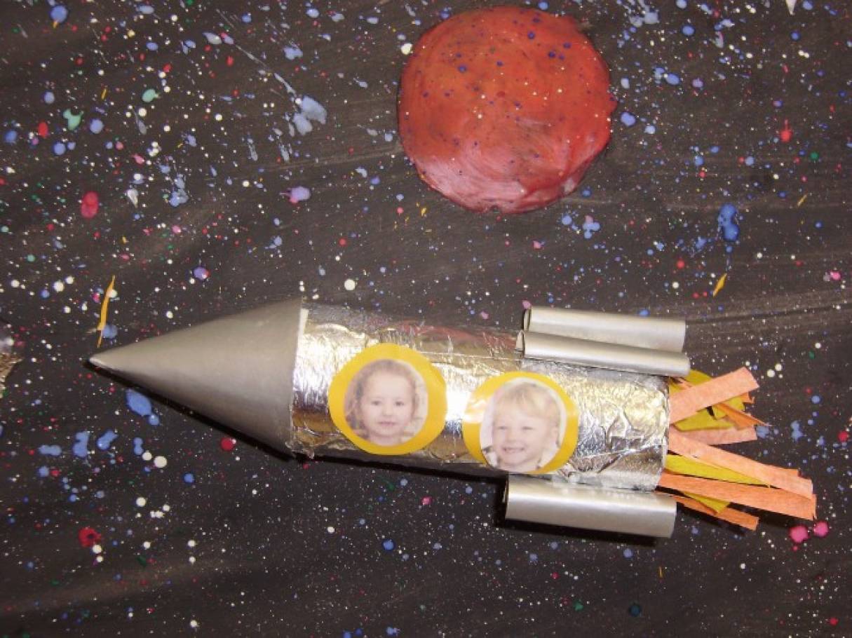 Ракета из втулки ко дню космонавтики