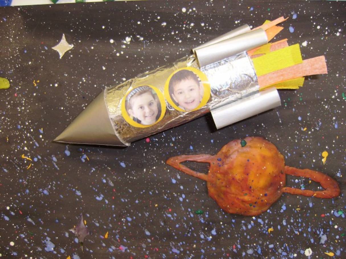 Поделка космос в школу 4 класс. Поделка ко Дню космонавтики. Поделки на тему космос. Ракета поделка.