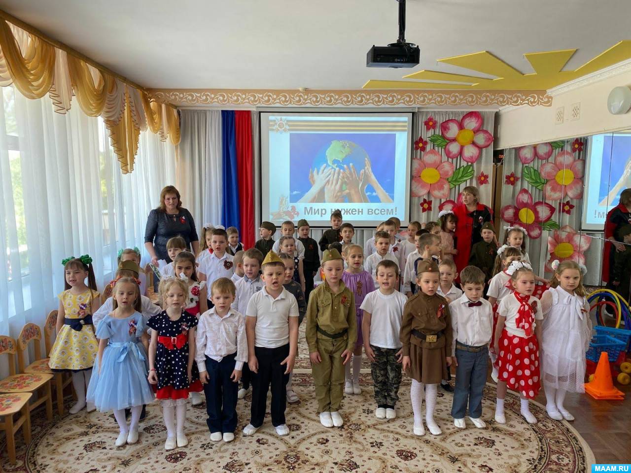 Смотреть фотографию №2 Фото №2 Дети друг за другом маршируя заходят в зал