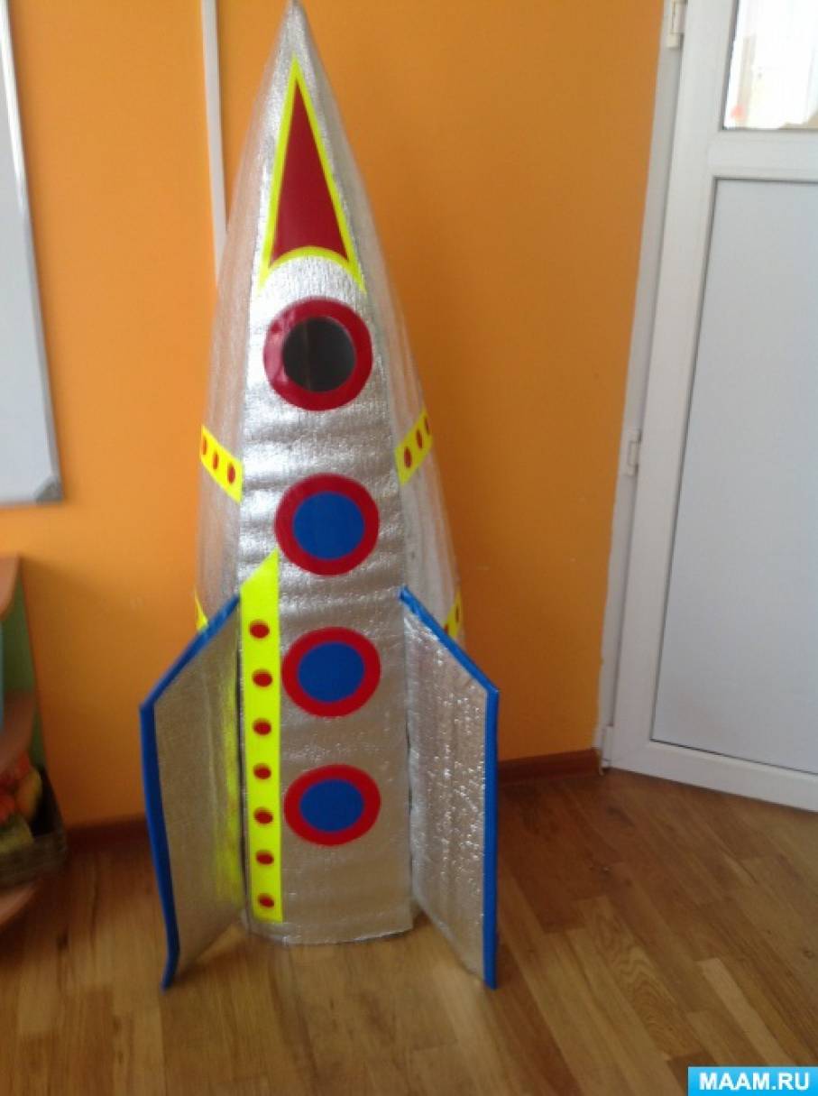 Детские ракеты большие. Ракета поделка. Ракета своими руками в детский сад. Макет ракеты из картона. Поделка ракета для детского сада.