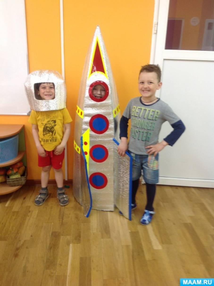 Детские ракеты большие. Ракета поделка. Большая ракета в садик. Ракета в детский сад. Костюм в садик на день космонавтики.