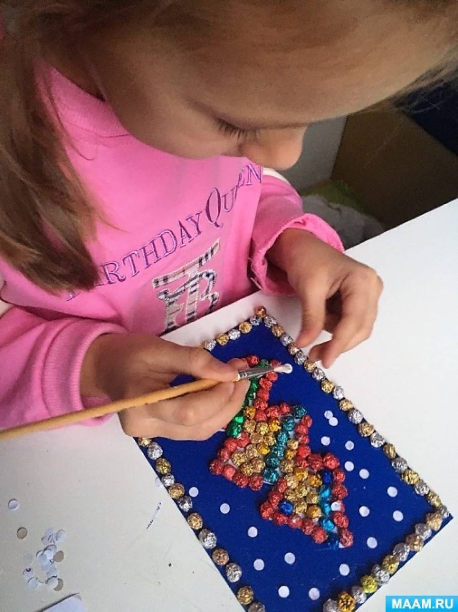 Детский мастер-класс по изготовлению новогодней открытки из комочков разноцветной фольги «Ёлочка-красавица»
