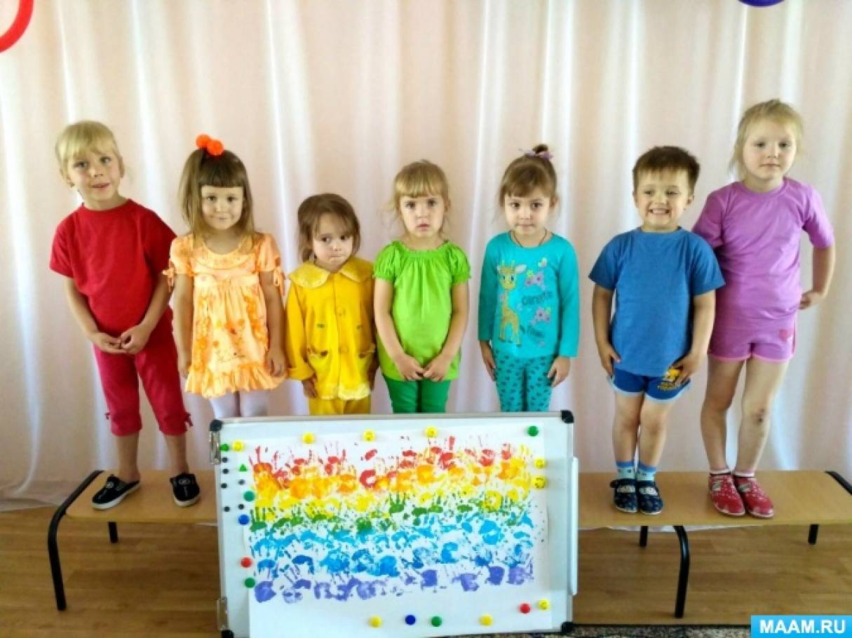 Средняя группа детского сада летом. Разноцветная неделя в ДОУ. Радужная неделя в детском саду старшая группа. Радужная неделя в младшей группе. Разноцветный день в детском саду средняя группа.