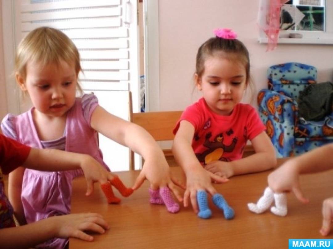 День пальчиковых игр. Пальчиковая гимнастика в детском саду. Младшие дошкольники в игре. Развивающие занятия для детей пальцы. Пальчиковая гимнастика игрушки детский сад.