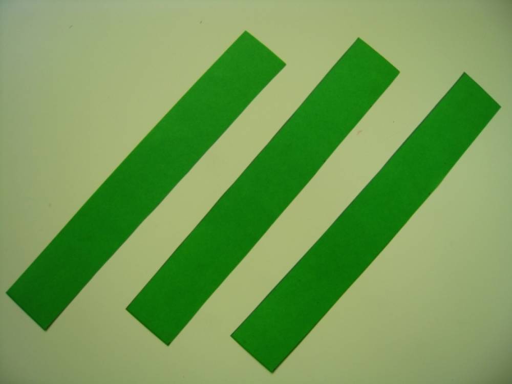 Полоску бумаги раз. Широкие полоски из цветной бумаги. Из полосок бумаги. Зеленая бумага в полоску. Полоски из бумаги зеленого цвета.