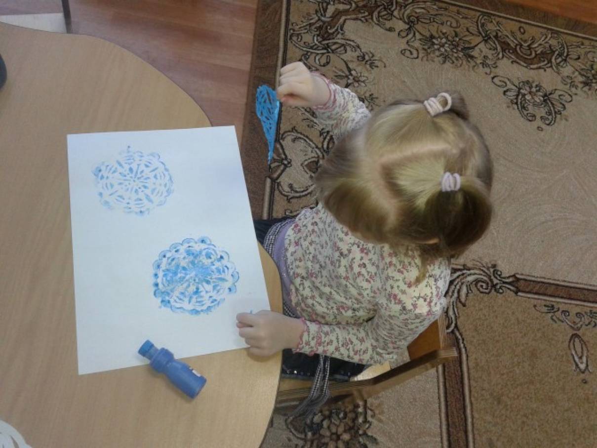 Рисование снежинки в средней группе нетрадиционным. Рисование снежинок нетрадиционным способом. Снежинки нетрадиционными техниками рисования. Снежинки для рисования в детском саду. Рисование снежинки в средней группе нетрадиционным.