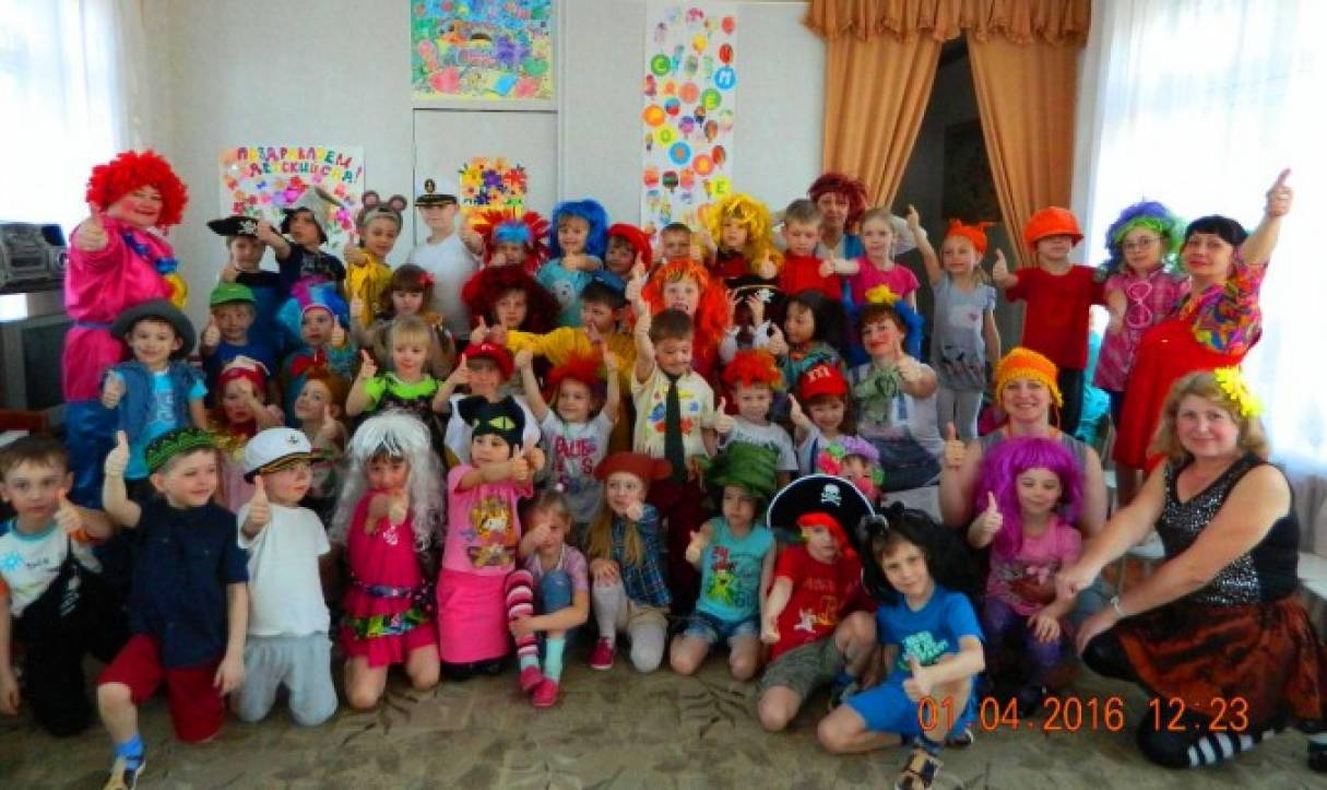 Развлечение для детей на 1 апреля. Костюм на день смеха в детский сад. Смешные костюмы на день смеха в садик. Нарядить ребенка на 1 апреля. День смеха в детском саду смешные Наряды.