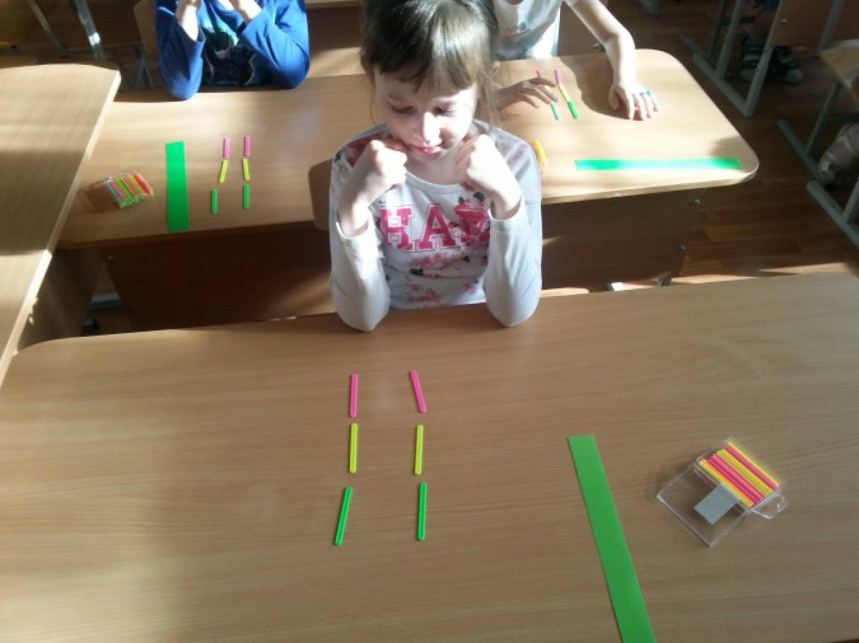 Измерение подготовительная группа математика. Игра выложи фигуру. Мальчик из счетных палочек. Измерение подготовительная группа. Мама и дети играют счетными палочками.