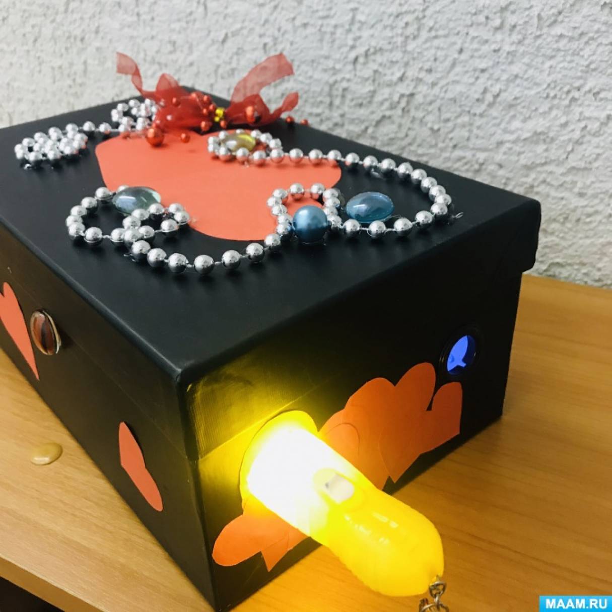 коробки для детей в детском саду. сюрпризные моменты на праздниках в детском саду. сюрпризеый моментдеда мороза. гигантский шар сюрприз. сюрпризный момент на утреннике новый год в детском саду.