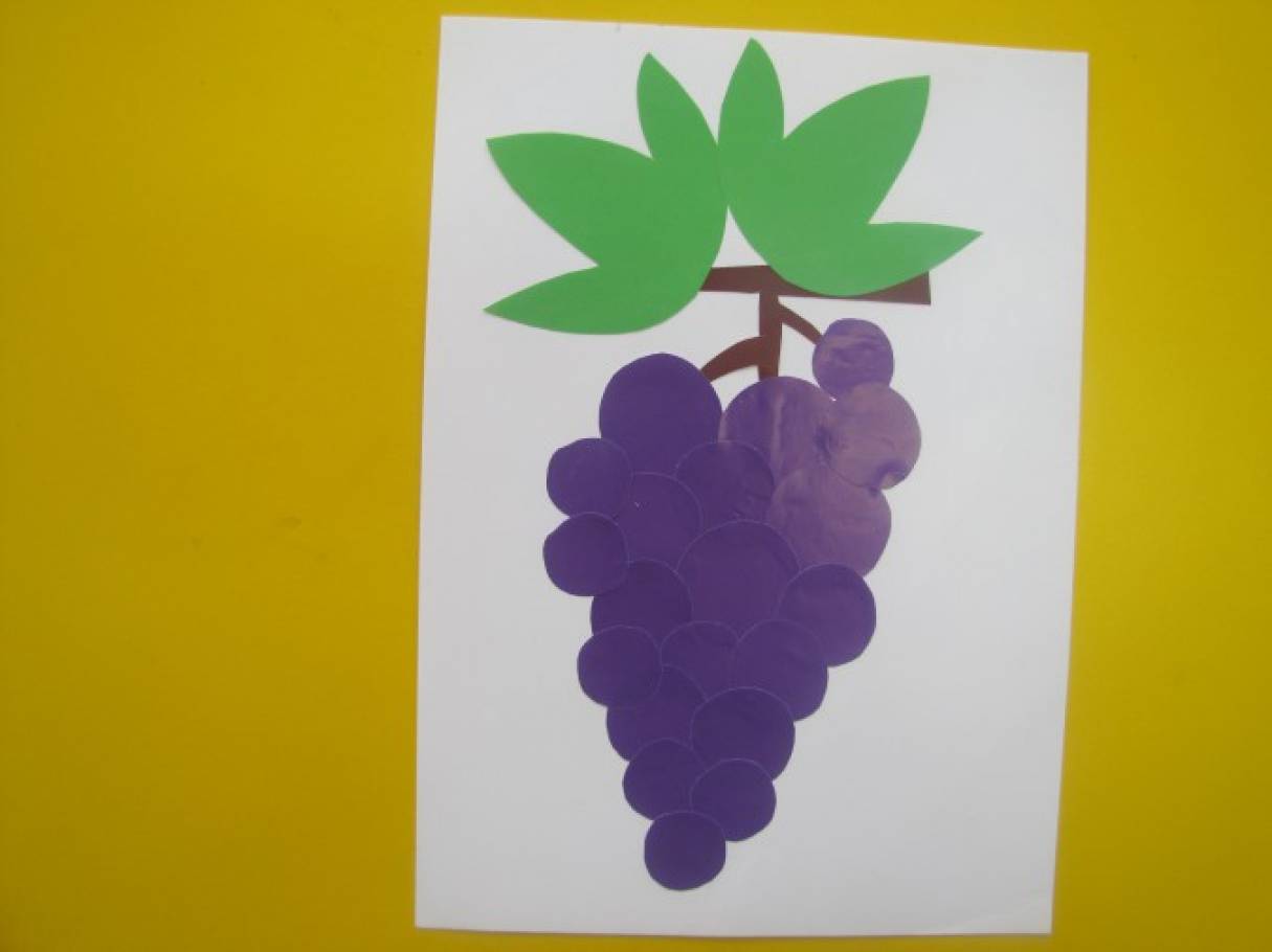 Аппликации из цветной бумаги средняя группа. Виноград из цветной бумаги. Аппликация в средней группе. Аппликация из цветной бумаги. Аппликация гроздь винограда.